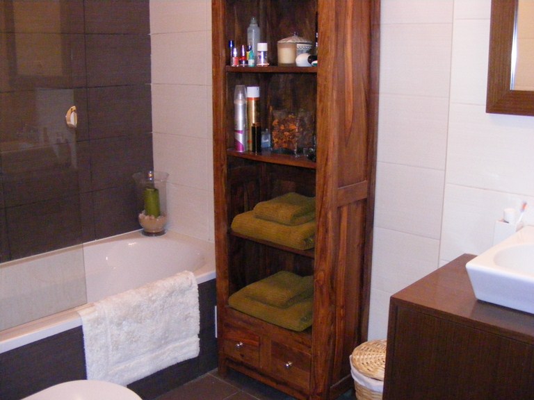 Tasteful, modern bathroom with bath with shower