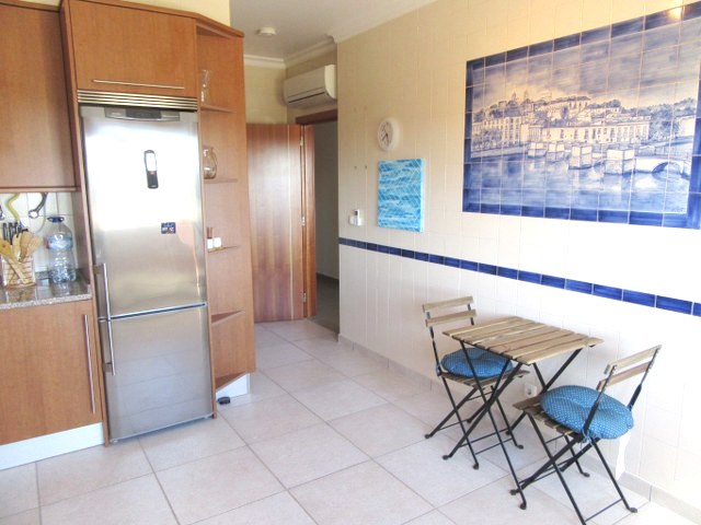 Very spacious, fully equiped kitchen with decorative azulejos