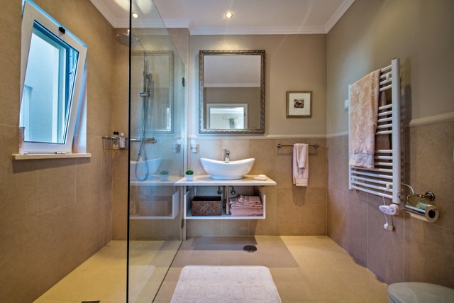 Spacious and luxurious bathroom