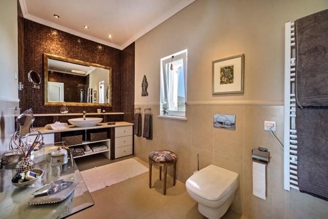 Spacious and luxurious bathroom