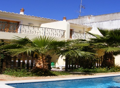 Three 2 bedroom Townhouses with private pool, in center of Tavira